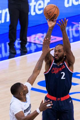 December 15, 2025, Inglewood, California, USA: Kawhi Leonard 2 of the Los Angeles Clippers makes a two point shot as Cedric Coward 23 of the Memphis Grizzlies defends the basket during their regular season NBA, Basketball Herren, USA game on Monday December 15, 2025 at Intuit Dome in Inglewood, California. ARIANA RUIZ PI Inglewood USA - ZUMAp124 20251215_zaa_p124_053 Copyright: xArianaxRuizx