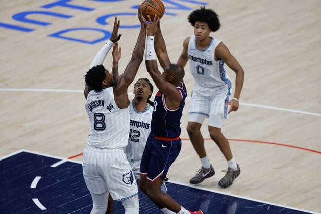 INGLEWOOD, CA - DECEMBER 15: Memphis Grizzlies forward Jaren Jackson Jr. (8) blocks LA Clippers guard Kris Dunn (8) shot during the Memphis Grizzlies vs LA Clippers game on December 15, 2025, at the Intuit Dome in Inglewood, CA. (Photo by Jevone Moore Icon Sportswire) NBA, Basketball Herren, USA DEC 15 Memphis Grizzlies at LA Clippers EDITORIAL USE ONLY Icon20251215007