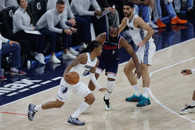 INGLEWOOD, CA - DECEMBER 15: Memphis Grizzlies guard Ja Morant (12) dribbles the ball during the Memphis Grizzlies vs LA Clippers game on December 15, 2025, at the Intuit Dome in Inglewood, CA. (Photo by Jevone Moore Icon Sportswire) NBA, Basketball Herren, USA DEC 15 Memphis Grizzlies at LA Clippers EDITORIAL USE ONLY Icon20251215008