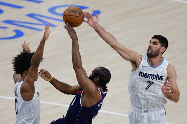 INGLEWOOD, CA - DECEMBER 15: Memphis Grizzlies forward Santi Aldama (7) blocks LA Clippers guard James Harden (1)during the Memphis Grizzlies vs LA Clippers game on December 15, 2025, at the Intuit Dome in Inglewood, CA. (Photo by Jevone Moore Icon Sportswire) NBA, Basketball Herren, USA DEC 15 Memphis Grizzlies at LA Clippers EDITORIAL USE ONLY Icon20251215013