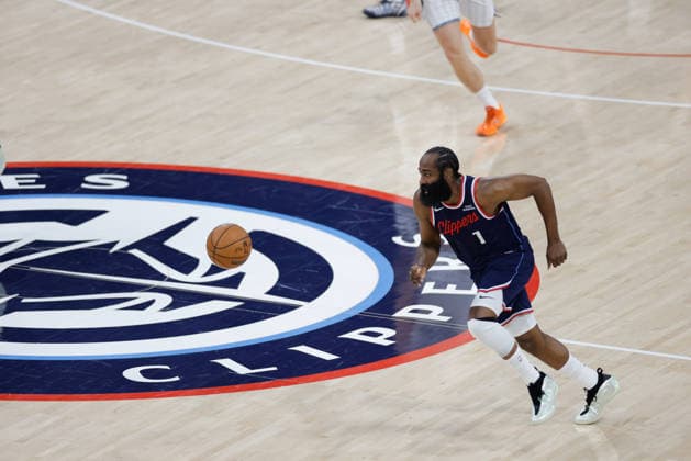 INGLEWOOD, CA - DECEMBER 15: LA Clippers guard James Harden (1) chases a ball during the Memphis Grizzlies vs LA Clippers game on December 15, 2025, at the Intuit Dome in Inglewood, CA. (Photo by Jevone Moore Icon Sportswire) NBA, Basketball Herren, USA DEC 15 Memphis Grizzlies at LA Clippers EDITORIAL USE ONLY Icon20251215021