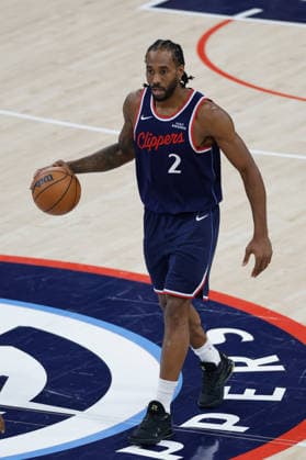 INGLEWOOD, CA - DECEMBER 15: LA Clippers forward Kawhi Leonard (2) dribbles the ball during the Memphis Grizzlies vs LA Clippers game on December 15, 2025, at the Intuit Dome in Inglewood, CA. (Photo by Jevone Moore Icon Sportswire) NBA, Basketball Herren, USA DEC 15 Memphis Grizzlies at LA Clippers EDITORIAL USE ONLY Icon20251215023