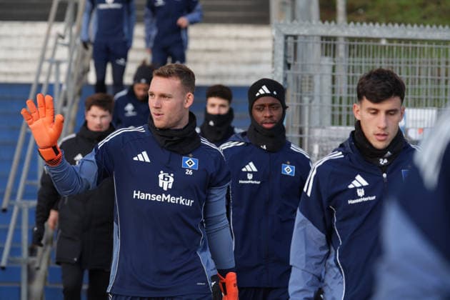 GER, xFSx ,Hamburg, HSV , 1 Bundesliga , Football, DFL, Hamburger SV Training , am Hamburger Volksparkstadion , 16 12 2025 , v l Goalkeeper Daniel Peretz Hamburger SV , 26 gruesst die Fans DFL regulations prohibit any use of photographs as image sequences and or quasi video Copyright: HMBxMedia FernandoxSoares