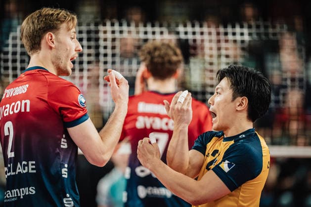 Volleyball Men Season 2025 2026 1 Volleyball Bundesliga Men DVV Cup Semi-Final SVG Lüneburg vs SWD powervolleys Düren 16 12 2025 Agreement between Daniel Gruvaeus 2, SVG Lüneburg left and Sho Takahashi 21, SVG Lüneburg right Lüneburg LKH Arena Niedersachsen Germany