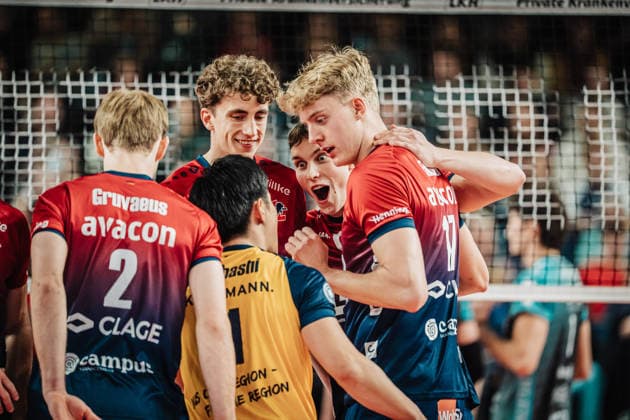 Volleyball Men Season 2025 2026 1 Volleyball Bundesliga Men DVV Cup Semi-Final SVG Lüneburg vs SWD powervolleys Düren 16 12 2025 Cheering for Lüneburg f l Daniel Gruvaeus 2, SVG Lüneburg , Sho Takahashi 21, SVG Lüneburg , Joscha Kunstmann 7, SVG Lüneburg , Santeri Välimaa 12, SVG Lüneburg and Axel Valentin Enlund 17, SVG Lüneburg Lüneburg LKH Arena Niedersachsen Germany