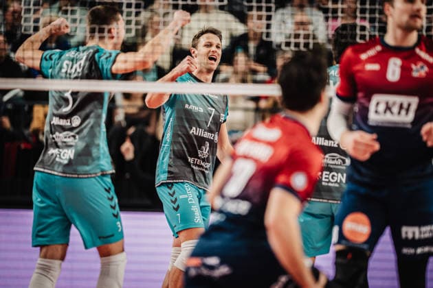 Volleyball Men Season 2025 2026 1 Volleyball Bundesliga Men DVV Pokal Semifinal SVG Lüneburg vs SWD powervolleys Düren 16 12 2025 Cheers for Düren in the middle Jordan Canham 7, SWD powervolleys Düren Lüneburg LKH Arena Niedersachsen Germany