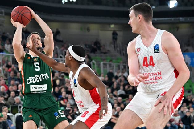 Ljubljana, Slovenia, December 16 2025, Aleksej Nikolic of Cedevita Olimpija (L) in action against Cassius Winston of Hapoel Midtown Jerusalem (C) during the BKT EuroCup basketball match between Cedevita Olimpija (Slovenia) and Hapoel Midtown Jerusalem (Israel) at Arena Stozice, Ljubljana, Slovenia. (Photo by Igor Kupljenik Sports Press Photo) Copyright: xIgorxKupljenikx xSPPx Sportspressphoto_SPR74670