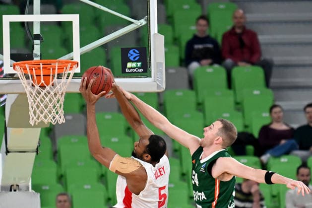 Ljubljana, Slovenia, December 16 2025, Austin Wiley of Hapoel Midtown Jerusalem (L) in action against Thomas Kennedy of Cedevita Olimpija (R) during the BKT EuroCup basketball match between Cedevita Olimpija (Slovenia) and Hapoel Midtown Jerusalem (Israel) at Arena Stozice, Ljubljana, Slovenia. (Photo by Igor Kupljenik Sports Press Photo) Copyright: xIgorxKupljenikx xSPPx Sportspressphoto_SPR74671