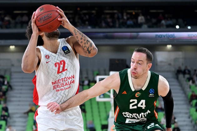 Ljubljana, Slovenia, December 16 2025, Anthony Lamb of Hapoel Midtown Jerusalem (L) in action against David Skara of Cedevita Olimpija (R) during the BKT EuroCup basketball match between Cedevita Olimpija (Slovenia) and Hapoel Midtown Jerusalem (Israel) at Arena Stozice, Ljubljana, Slovenia. (Photo by Igor Kupljenik Sports Press Photo) Copyright: xIgorxKupljenikx xSPPx Sportspressphoto_SPR74672