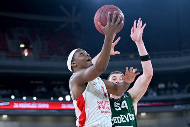 Ljubljana, Slovenia, December 16 2025, Cassius Winston of Hapoel Midtown Jerusalem (L) in action against Thomas Kennedy of Cedevita Olimpija (R) during the BKT EuroCup basketball match between Cedevita Olimpija (Slovenia) and Hapoel Midtown Jerusalem (Israel) at Arena Stozice, Ljubljana, Slovenia. (Photo by Igor Kupljenik Sports Press Photo) Copyright: xIgorxKupljenikx xSPPx Sportspressphoto_SPR74674