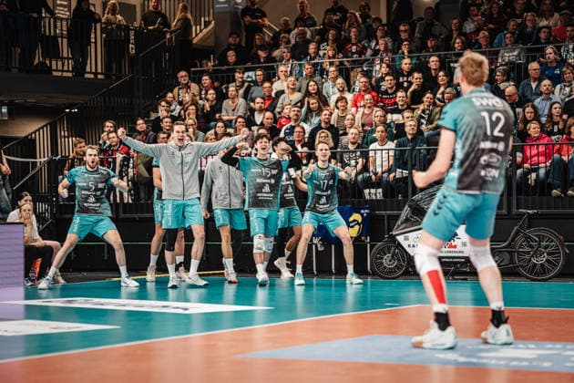 Volleyball Men Season 2025 2026 1 Volleyball Bundesliga Men DVV Pokal Semifinal SVG Lüneburg vs SWD powervolleys Düren 16 12 2025 Siebe Korenblek 12, SWD powervolleys Düren right cheers towards the substitutes Lüneburg LKH Arena Niedersachsen Germany
