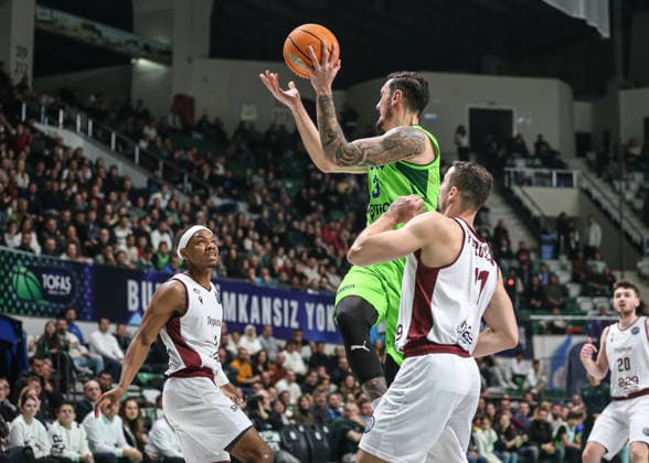 TOFAS v Trapani Shark - Basketball Champions League BURSA, TURKIYE - DECEMBER 16: Yigitcan Saybir (C) of TOFAS in action against Notae (L) of Trapani Shark during Basketball Champions League Group D week 6 match between TOFAS and Trapani Shark at Tofas Sports Hall in Bursa, Turkiye on December 16, 2025. Fatih Capkin Anadolu Bursa Turkey. Editorial use only. Please get in touch for any other usage.  Copyright: x2025xAnadoluxFatihxCapkinx
