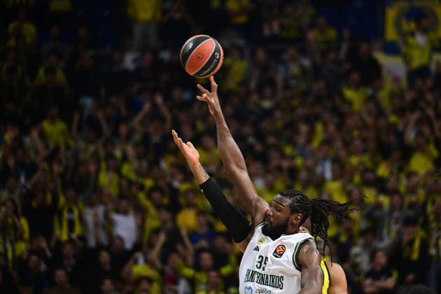 Fenerbahce Beko v Panathinaikos - EuroLeague ISTANBUL, TURKIYE - DECEMBER 16: Fenerbahce Beko s Armando Bacot (R) competes against Panathinaikos Kenneth Faried (35) during the EuroLeague week 16 match between Fenerbahce Beko and Panathinaikos at Ulker Sports and Event Hall in Istanbul, Turkiye, on December 16, 2025. Serhat Cagdas Anadolu Istanbul Turkey. Editorial use only. Please get in touch for any other usage.  Copyright: x2025xAnadoluxSerhatxCagdasx