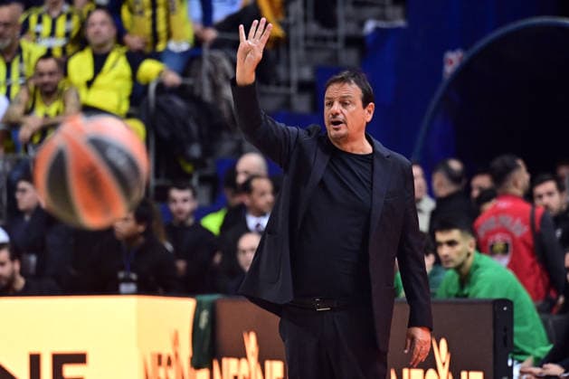 Fenerbahce Beko v Panathinaikos - EuroLeague ISTANBUL, TURKIYE - DECEMBER 16: Head coach of Panathinaikos Ergin Ataman gives tactics to his team during the EuroLeague week 16 match between Fenerbahce Beko and Panathinaikos at Ulker Sports and Event Hall in Istanbul, Turkiye, on December 16, 2025. Serhat Cagdas Anadolu Istanbul Turkey. Editorial use only. Please get in touch for any other usage.  Copyright: x2025xAnadoluxSerhatxCagdasx