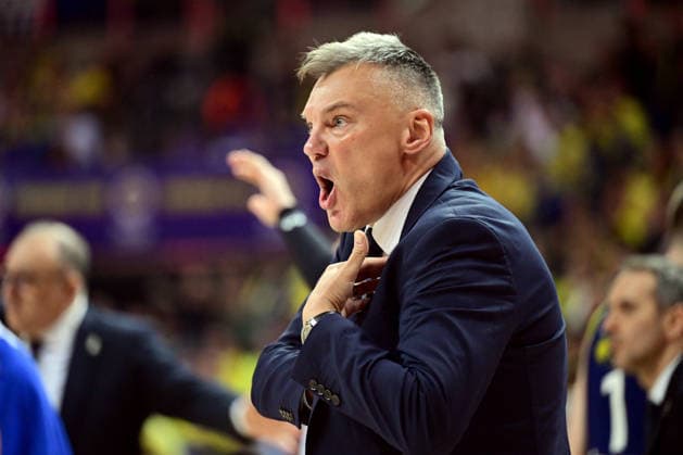 Fenerbahce Beko v Panathinaikos - EuroLeague ISTANBUL, TURKIYE - DECEMBER 16: Head coach of Fenerbahce Beko Sarunas Jasikevicius gives tactics to his team during the EuroLeague week 16 match between Fenerbahce Beko and Panathinaikos at Ulker Sports and Event Hall in Istanbul, Turkiye, on December 16, 2025. Serhat Cagdas Anadolu Istanbul Turkey. Editorial use only. Please get in touch for any other usage.  Copyright: x2025xAnadoluxSerhatxCagdasx