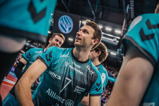 Volleyball mens season 2025 2026 Zoi DVV Cup semi-final SVG Lüneburg vs SWD powervolleys Düren 16 12 2025 Jordan Canham 7 SWD powervolleys Düren running in