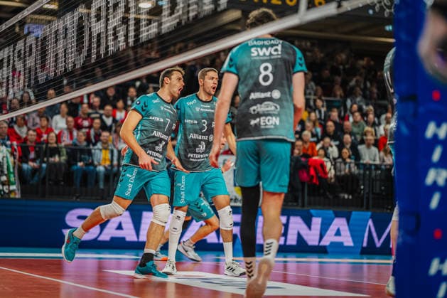 Volleyball mens season 2025 2026 Zoi DVV Cup semi-final SVG Lüneburg vs SWD powervolleys Düren 16 12 2025 Jordan Canham 7 SWD powervolleys Düren cheers with Joris Berkout 3 SWD powervolleys Düren