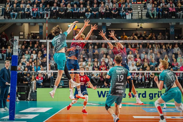 Volleyball Herren Saison 2025 2026 Zoi DVV-Pokal-Halbfinale SVG Lüneburg vs. SWD powervolleys Düren 16.12.2025 Robin Baghdaday ( 8 SWD powervolleys Düren) gegen den Block von Axel Enlund ( 17 SVG Lüneburg) und Joscha Kunstmann ( 7 SVG Lüneburg) *** Volleyball mens season 2025 2026 Zoi DVV Cup semi-final SVG Lüneburg vs SWD powervolleys Düren 16 12 2025 Robin Baghdaday 8 SWD powervolleys Düren against the block of Axel Enlund 17 SVG Lüneburg and Joscha Kunstmann 7 SVG Lüneburg