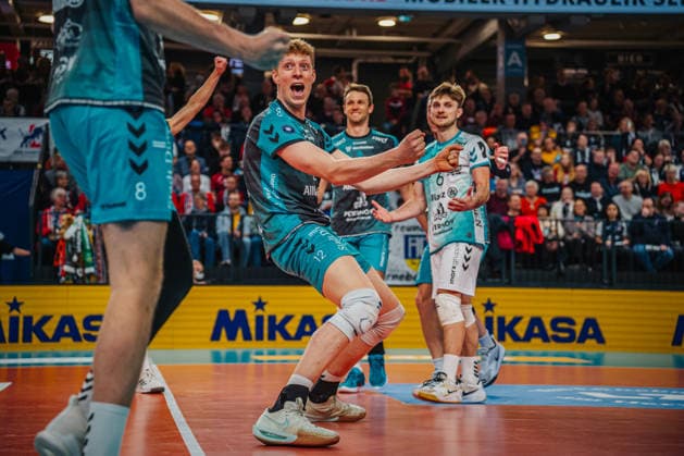 Volleyball mens season 2025 2026 Zoi DVV Cup semi-final SVG Lüneburg vs SWD powervolleys Düren 16 12 2025 Siebe Korenblek 12 SWD powervolleys Düren jubilant