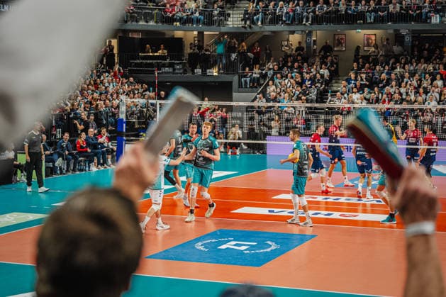Volleyball mens season 2025 2026 Zoi DVV Cup semi-final SVG Lüneburg vs SWD powervolleys Düren 16 12 2025 The whole hall celebrates a point for SVG Lüneburg