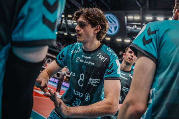 Volleyball mens season 2025 2026 Zoi DVV Cup semi-final SVG Lüneburg vs SWD powervolleys Düren 16 12 2025 Robin Baghdaday 8 SWD powervolleys Düren running in