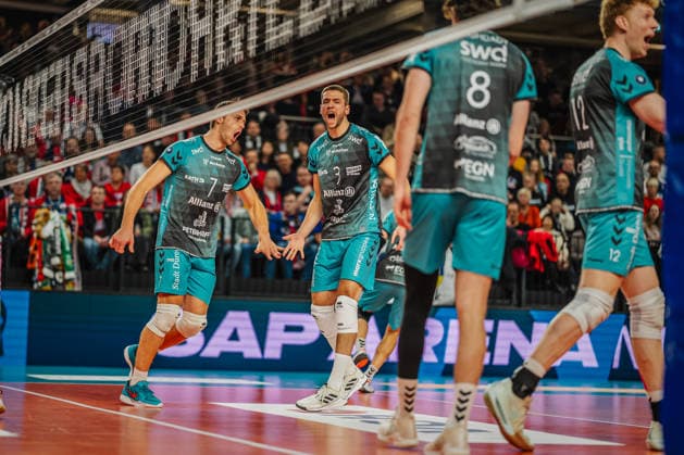 Volleyball mens season 2025 2026 Zoi DVV Cup semi-final SVG Lüneburg vs SWD powervolleys Düren 16 12 2025 Jordan Canham 7 SWD powervolleys Düren cheers with Joris Berkout 3 SWD powervolleys Düren