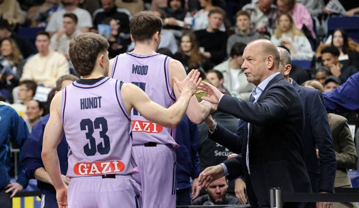 Bennet Hundt high-fives with Managing Director Marco Baldi Sport Basketball Champions League CL Mens Season 2025 2026 16 12 2025 ALBA Berlin vs BC Sabah Baku