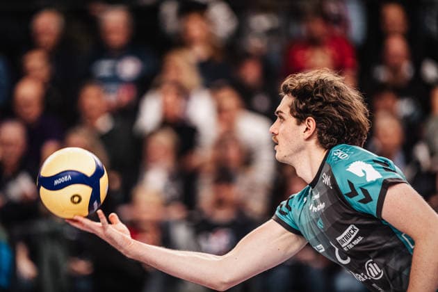 Volleyball Men Season 2025 2026 1 Volleyball Bundesliga Men DVV Pokal Semifinal SVG Lüneburg vs SWD powervolleys Düren 16 12 2025 Robin Baghdady 8, SWD powervolleys Düren throws the ball to serve Lüneburg LKH Arena Niedersachsen Germany