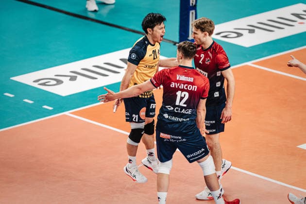 Volleyball Men Season 2025 2026 1 Volleyball Bundesliga Men DVV Cup Semifinal SVG Lüneburg vs SWD powervolleys Düren 16 12 2025 Cheers Lüneburg v l Sho Takahashi 21, SVG Lüneburg , Santeri Välimaa 12, SVG Lüneburg and Daniel Gruvaeus 2, SVG Lüneburg Lüneburg LKH Arena Niedersachsen Germany