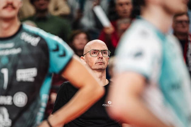 Volleyball Men Season 2025 2026 1 Volleyball Bundesliga Men DVV Pokal Semi-Final SVG Lüneburg vs SWD powervolleys Düren 16 12 2025 Coach Christophe Achten SWD powervolleys Düren Lüneburg LKH Arena Niedersachsen Germany