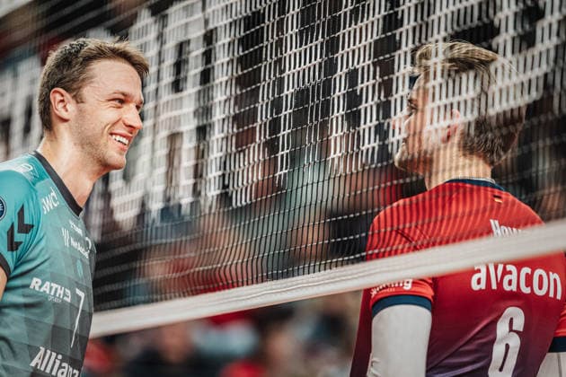 Volleyball Men Season 2025 2026 1 Volleyball Bundesliga Men DVV Pokal Semifinal SVG Lüneburg vs SWD powervolleys Düren 16 12 2025 in conversation Jordan Canham 7, SWD powervolleys Düren left and Jackson Clifford Howe 6, SVG Lüneburg right Lüneburg LKH Arena Niedersachsen Germany
