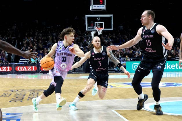 DEU, Basketball Champions League BCL , ALBA vs BC Sabah, 16 12 2025, Uber Arena, Berlin, DEU, Basketball Champions League BCL , ALBA vs BC Sabah, pictured Bennet Hundt ALBA Berlin 33 , Hassani Gravett Sabah BC Bak 3 , Klaevs avars Sabah BC Bak 15 nordphotoxGmbHx xEngler nph00076
