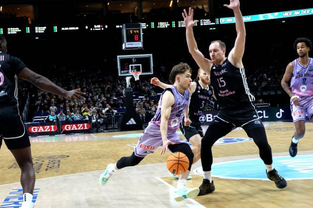 DEU, Basketball Champions League BCL , ALBA vs BC Sabah, 16 12 2025, Uber Arena, Berlin, DEU, Basketball Champions League BCL , ALBA vs BC Sabah, pictured Bennet Hundt ALBA Berlin 33 , Klaevs avars Sabah BC Bak 15 nordphotoxGmbHx xEngler nph00076
