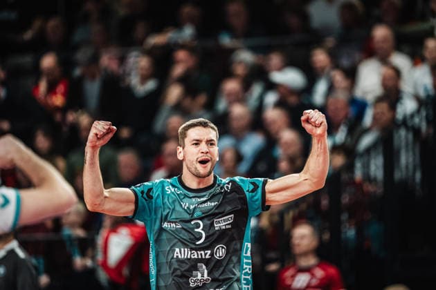Volleyball Men Season 2025 2026 1 Volleyball Bundesliga Men DVV Pokal Semifinal SVG Lüneburg vs SWD powervolleys Düren 16 12 2025 Joris Berkhout 3, SWD powervolleys Düren cheers Lüneburg LKH Arena Niedersachsen Germany