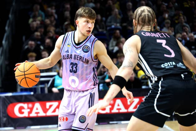 DEU, Basketball Champions League BCL , ALBA vs BC Sabah, 16 12 2025, Uber Arena, Berlin, DEU, Basketball Champions League BCL , ALBA vs BC Sabah, pictured Bennet Hundt ALBA Berlin 33 , Hassani Gravett Sabah BC Bak 3 nordphotoxGmbHx xEngler nph00076
