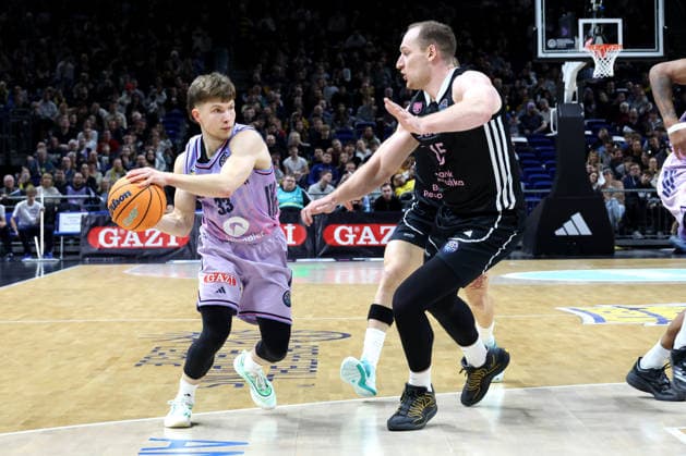 DEU, Basketball Champions League BCL , ALBA vs BC Sabah, 16 12 2025, Uber Arena, Berlin, DEU, Basketball Champions League BCL , ALBA vs BC Sabah, pictured Bennet Hundt ALBA Berlin 33 , Klaevs avars Sabah BC Bak 15 nordphotoxGmbHx xEngler nph00076