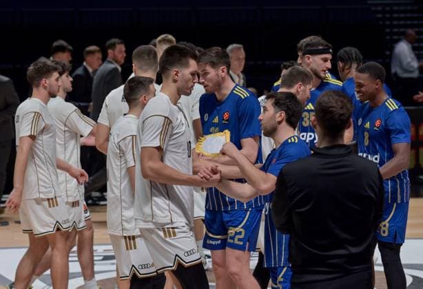 Dubai Basketball v Maccabi Tel Aviv - EuroLegaue DUBAI, UAE - DECEMBER 16: Players greet one another ahead of EuroLegaue basketball match between Dubai Basketball and Maccabi Tel Aviv at Coca-Cola Arena in Dubai, United Arab Emirates on December 16, 2025. Waleed Zein Anadolu Dubai United Arab Emirates. Editorial use only. Please get in touch for any other usage.  Copyright: x2025xAnadoluxWaleedxZeinx