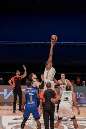 Dubai Basketball v Maccabi Tel Aviv - EuroLegaue DUBAI, UAE - DECEMBER 16: Mfiondu Kabengele (17) of Dubai Basketball in action during EuroLegaue basketball match between Dubai Basketball and Maccabi Tel Aviv at Coca-Cola Arena in Dubai, United Arab Emirates on December 16, 2025. Waleed Zein Anadolu Dubai United Arab Emirates. Editorial use only. Please get in touch for any other usage.  Copyright: x2025xAnadoluxWaleedxZeinx