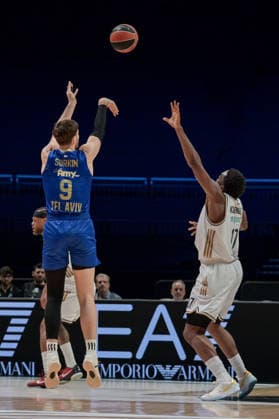Dubai Basketball v Maccabi Tel Aviv - EuroLegaue DUBAI, UAE - DECEMBER 16: Mfiondu Kabengele (17) of Dubai Basketball in action against Roman Sorkin (9) of Maccabi Tel Aviv during EuroLegaue basketball match between Dubai Basketball and Maccabi Tel Aviv at Coca-Cola Arena in Dubai, United Arab Emirates on December 16, 2025. Waleed Zein Anadolu Dubai United Arab Emirates. Editorial use only. Please get in touch for any other usage.  Copyright: x2025xAnadoluxWaleedxZeinx