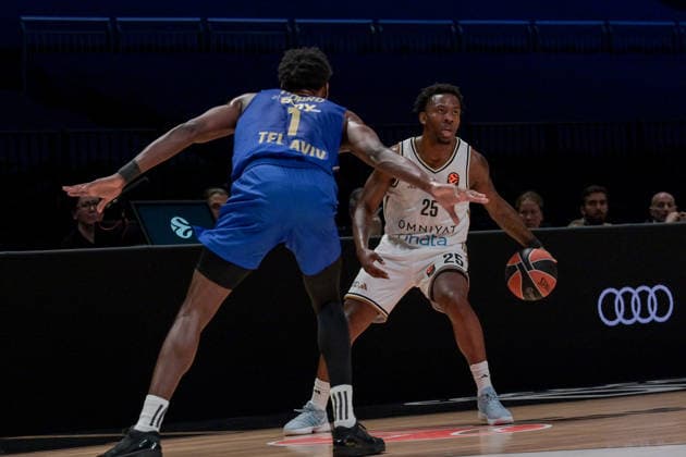 Dubai Basketball v Maccabi Tel Aviv - EuroLegaue DUBAI, UAE - DECEMBER 16: McKinley Wright (25) of Dubai Basketball in action against Jaylen Hoard (1) of Maccabi Tel Aviv during EuroLegaue basketball match between Dubai Basketball and Maccabi Tel Aviv at Coca-Cola Arena in Dubai, United Arab Emirates on December 16, 2025. Waleed Zein Anadolu Dubai United Arab Emirates. Editorial use only. Please get in touch for any other usage.  Copyright: x2025xAnadoluxWaleedxZeinx