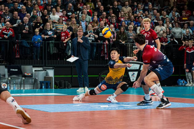 Volleyball I Men I Season 2025 2026 I DVV Cup I Semi-final I SVG Lüneburg SWD powervolleys Düren I 16 12 2025 Sho Takahashi 21, SVG Lüneburg takes the ball Copyright: xLobeca Bjorn-OlexKehmx