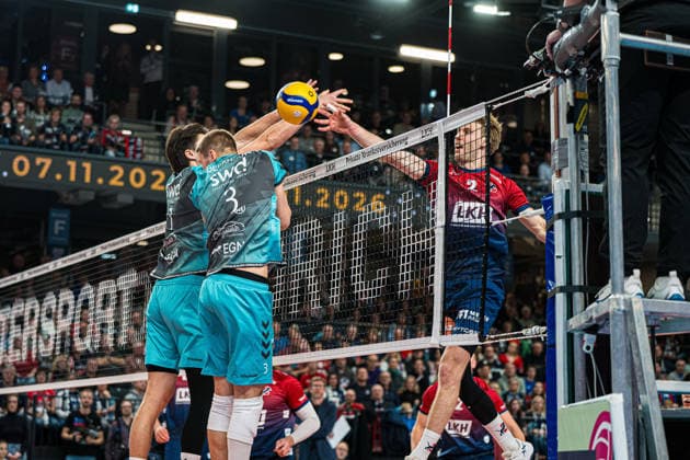 Volleyball I Men I Season 2025 2026 I DVV Cup I Semi-final I SVG Lüneburg SWD powervolleys Düren I 16 12 2025 Daniel Gruvaeus 2, SVG Lüneburg in attack against Kyle Paulson 1, SWD Powervolleys Düren and Joris Benjamin Berkhout 3, SWD Powervolleys Düren Copyright: xLobeca Bjorn-OlexKehmx