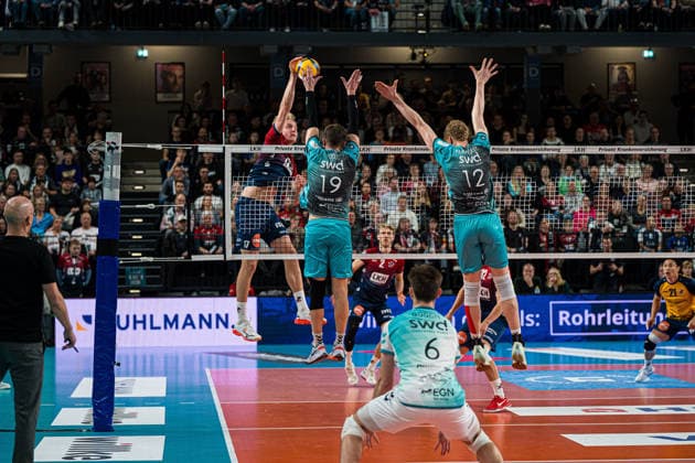 Volleyball I Men I Season 2025 2026 I DVV Cup I Semi-final I SVG Lüneburg SWD powervolleys Düren I 16 12 2025 Axel Valentin Enlund 17, SVG Lüneburg attacking against the block of Ryan Poole 19, SWD Powervolleys Düren and Siebe Korenblek 12, SWD Powervolleys Düren Copyright: xLobeca Bjorn-OlexKehmx