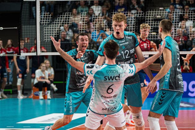 Volleyball I Men I Season 2025 2026 I DVV Cup I Semi-final I SVG Lüneburg SWD powervolleys Düren I 16 12 2025 Ryan Poole 19, SWD Powervolleys Düren celebrates with the team Copyright: xLobeca Bjorn-OlexKehmx