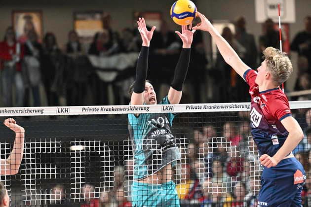 GER 1 VBL, DVV Pokal, SVG Lueneburg vs SWD powervolleys Dueren 16 12 2025, LKH Arena, Lueneburg, GER 1 VBL, DVV Pokal, SVG Lueneburg vs SWD powervolleys Dueren in the picture Axel Valentin Enlund Lueneburg 17 tries to assert himself against Ryan Poole Dueren 19 nordphotoxGmbH xWitke nph00002