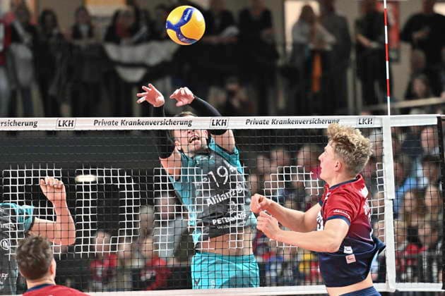 GER 1 VBL, DVV Pokal, SVG Lueneburg vs SWD powervolleys Dueren 16 12 2025, LKH Arena, Lueneburg, GER 1 VBL, DVV Pokal, SVG Lueneburg vs SWD powervolleys Dueren in the picture Axel Valentin Enlund Lueneburg 17 tries to assert himself against Ryan Poole Dueren 19 nordphotoxGmbH xWitke nph00002