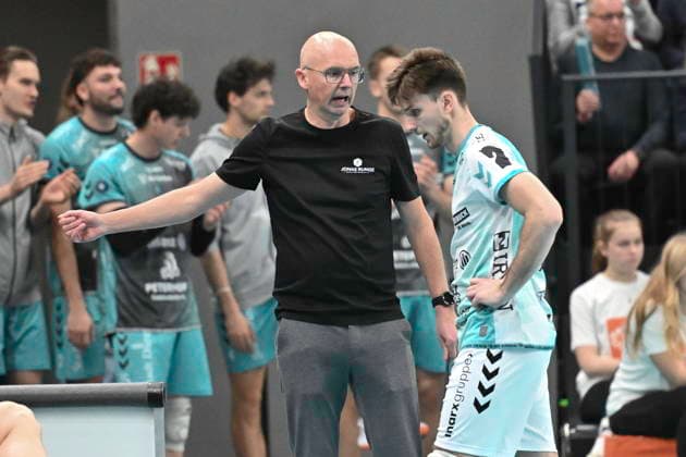 GER 1 VBL, DVV Pokal, SVG Lueneburg vs SWD powervolleys Dueren 16 12 2025, LKH Arena, Lueneburg, GER 1 VBL, DVV Pokal, SVG Lueneburg vs SWD powervolleys Dueren in the picture Coach Christopher Achten Dueren talks to the team nordphotoxGmbH xWitke nph00002