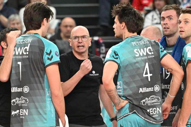 GER 1 VBL, DVV Pokal, SVG Lueneburg vs SWD powervolleys Dueren 16 12 2025, LKH Arena, Lueneburg, GER 1 VBL, DVV Pokal, SVG Lueneburg vs SWD powervolleys Dueren in the picture Coach Christopher Achten Dueren talks to the team nordphotoxGmbH xWitke nph00002