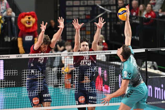 GER 1 VBL, DVV Pokal, SVG Lueneburg vs SWD powervolleys Dueren 16 12 2025, LKH Arena, Lueneburg, GER 1 VBL, DVV Pokal, SVG Lueneburg vs SWD powervolleys Dueren in the picture Joscha Kunstmann Lueneburg 07 and Ethan Champlin Lueneburg 20 try to assert themselves against Jordan Alexander Canham Dueren 07 nordphotoxGmbH xWitke nph00002