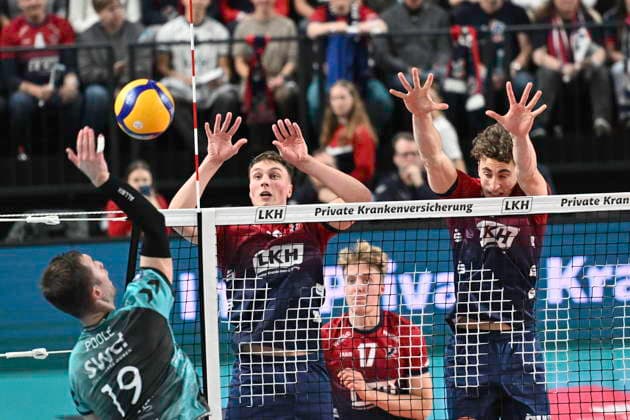 GER 1 VBL, DVV Pokal, SVG Lueneburg vs SWD powervolleys Dueren 16 12 2025, LKH Arena, Lueneburg, GER 1 VBL, DVV Pokal, SVG Lueneburg vs SWD powervolleys Dueren in the picture Santeri Vaelimaa Välimaa Lueneburg 17 and Joscha Kunstmann Lueneburg 07 try to assert themselves against Ryan Poole Dueren 19 nordphotoxGmbH xWitke nph00002
